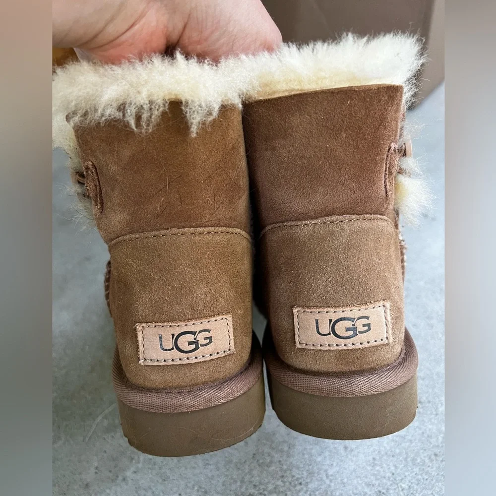 UGG chestnut Bailey Button Boots with Sheepskin Lining - Picture 3 of 7